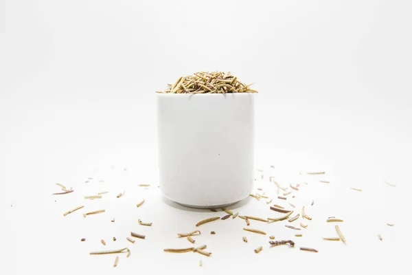 Kurutulmuş biberiye yaprakları - Rosmarinus officinalis beyaz arka plan üzerinde izole.