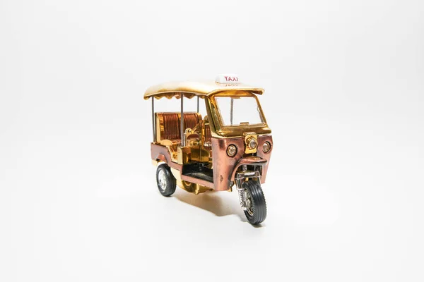 Tuk Tuk - 泰国出租车模型，迷你玩具在孤立的白色背景 图库图片
