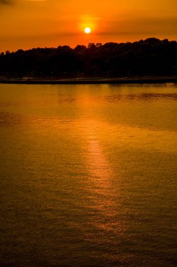 Deniz kıyısında gün batımı