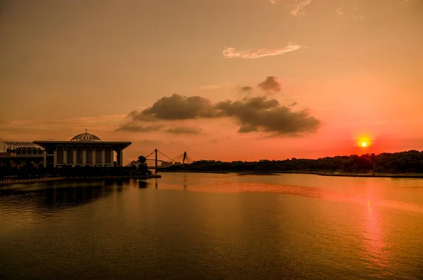 Tramonto vista lago del sultano Mizan Zainal Abidin Moschea, Putrajaya — Foto Stock