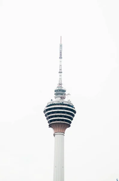 Közelről a televíziótorony. KL-torony egy kommunikációs torony található Kuala Lumpur, Malajzia. — Stock Fotó