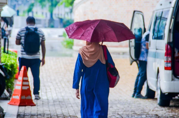 Belle femme avec parapluie un jour de pluie. — Photo