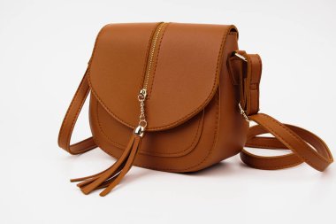 Kahverengi sentetik deri sapan çanta beyaz arka plan üzerinde izole