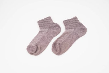 Beyaz arka planda izole edilmiş bir çift gri çorap