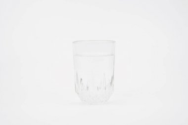 Beyaz arka planda izole edilmiş bir bardak su.