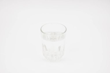 Beyaz arka planda izole edilmiş bir bardak su.