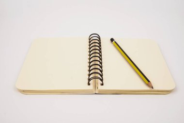 defter ve kalem beyaz bir arka plan üzerinde izole.