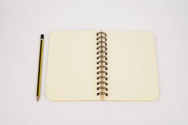 defter ve kalem beyaz bir arka plan üzerinde izole.