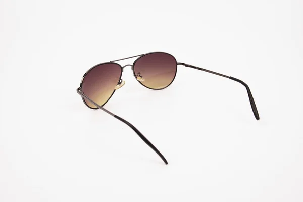 Elégantes lunettes de soleil de mode avec cadre ouvert isolé sur fond blanc — Photo