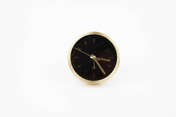 Сучасні годинники з золотим кольором ізольовані на білому тлі — стокове фото