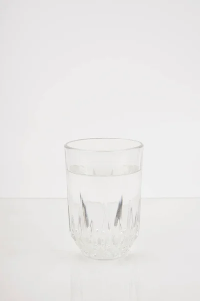 Ein Glas Wasser isoliert auf weißem Hintergrund — Stockfoto