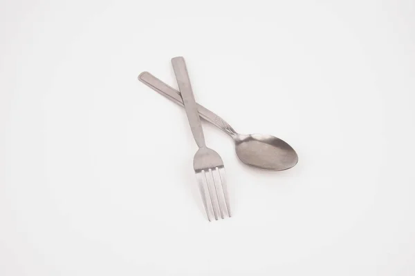 Tenedor de acero y cuchara de plata aislados sobre fondo blanco — Foto de Stock