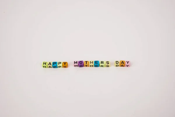 Kolorowe słowa "szczęśliwy dzień matki" na białym tle — Zdjęcie stockowe