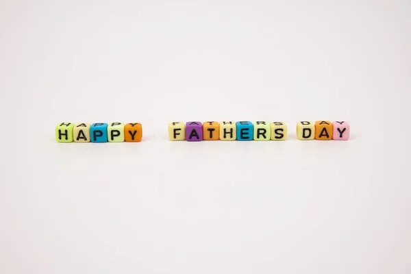 흰색 배경에 타일로 쓰여진 행복한 아버지의 날이라는 단어 — 스톡 사진