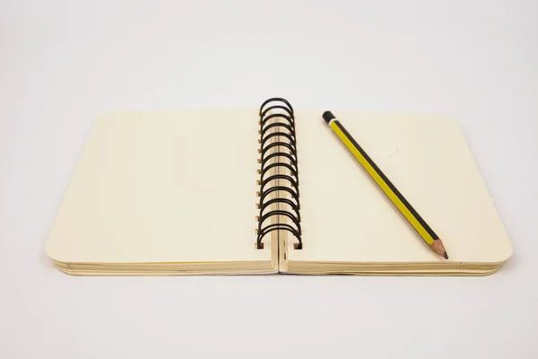 笔记本和铅笔在白色背景上孤立. — 图库照片