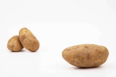Beyaz arka planda izole edilmiş üç çiğ russet patates