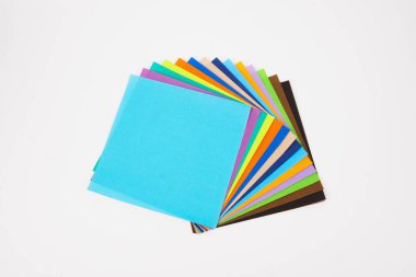 Beyaz arka plan üzerinde renkli origami kağıt izole