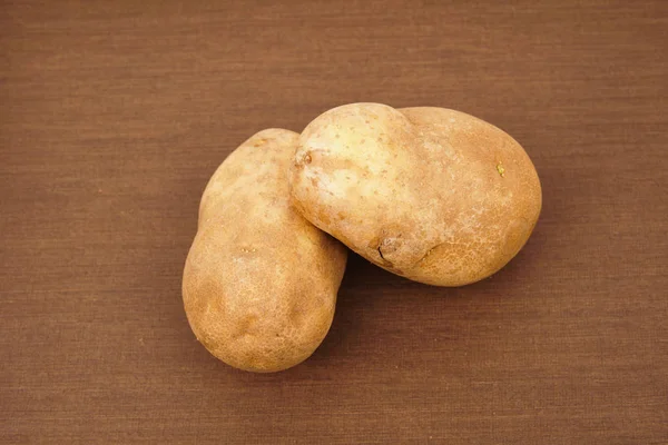 Russet aardappel met houten textuur achtergrond — Stockfoto