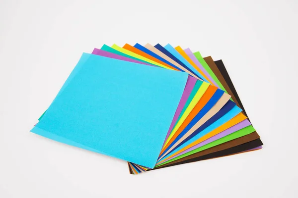 Beyaz arka plan üzerinde renkli origami kağıt izole