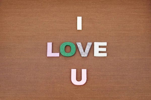 Barevná abeceda v aplikaci Word Miluji tě (zkratka tě miluji) na pozadí dřevěné textury — Stock fotografie