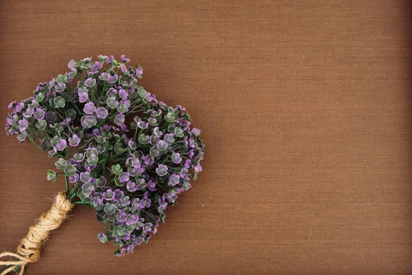 Mise en page créative faite de bouquet de fleurs violettes isolé sur fond de texture en bois — Photo