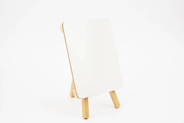Mini chevalet en bois avec tableau blanc blanc isolé sur fond blanc . — Photo
