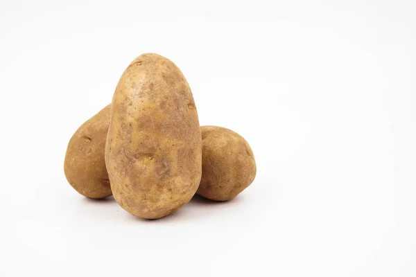Beyaz arka planda izole edilmiş üç çiğ russet patates