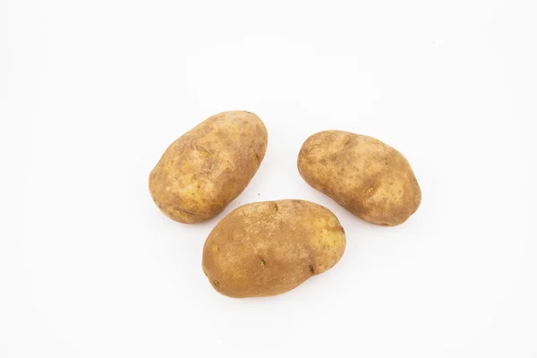 Beyaz arka planda izole edilmiş üç çiğ russet patates