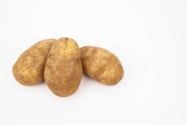 Beyaz arka planda izole edilmiş üç çiğ russet patates