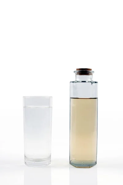 Eau propre en verre et eau sale en verre de bouteille sur fond blanc — Photo