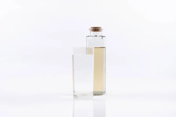 Sauberes Wasser im Glas und schmutziges Wasser im Flaschenglas auf weißem Hintergrund — Stockfoto