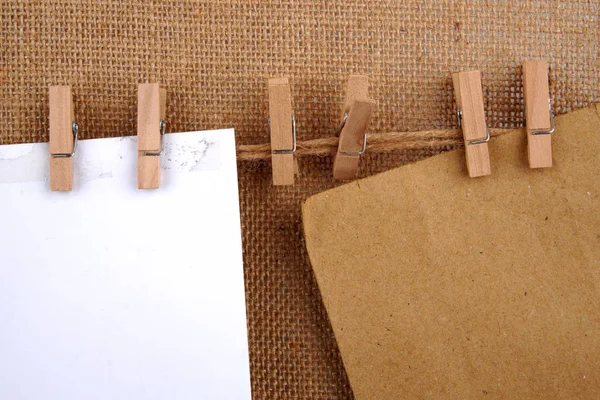Cartes à papier corde suspendue isolée sur la texture du sac brun — Photo