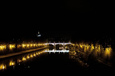gece Roma'da tiber brige vurdu
