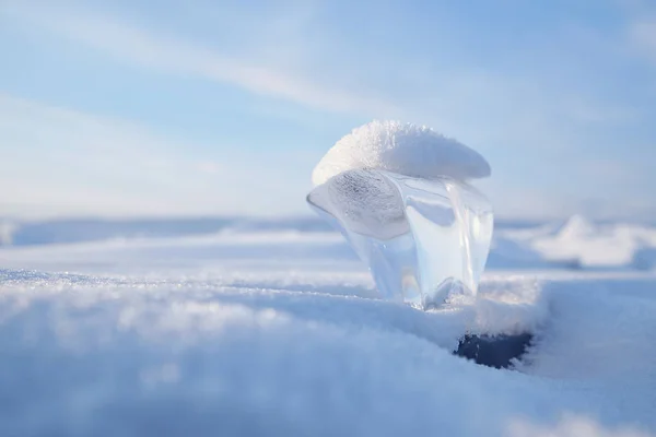 Blocco Ghiaccio Sul Ghiaccio Ghiacciato Ricoperto Neve Lago Baikal Invernale — Foto Stock