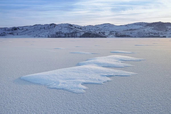 Punto Nieve Sobre Hielo Baikal Por Tarde —  Fotos de Stock