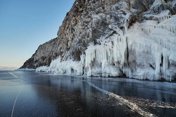 Buz Sarkıtları Kayalardan Asmak Deniz Baykal Bir Soğuk Kış Günü — Stok fotoğraf