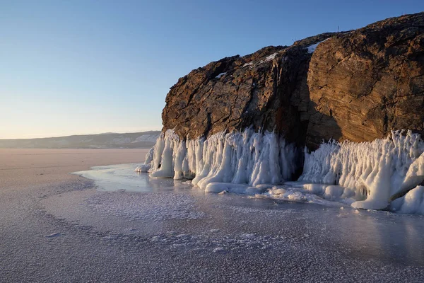 Baykal Gölü üzerinde kayalık ada