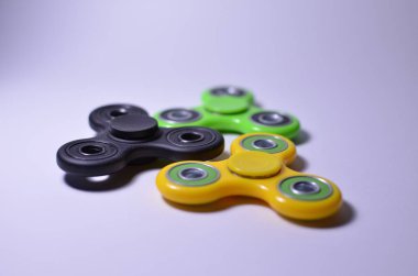 Üç kıpır iplikçiler, yeşil, sarı, siyah