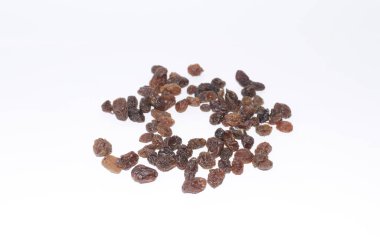 Beyaz arkaplanda kuru üzüm