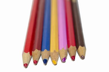 Beyaz Arkaplanda Çok Renkli Kalemler