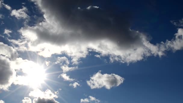 Движение Облаков Красивому Голубому Небу — стоковое видео