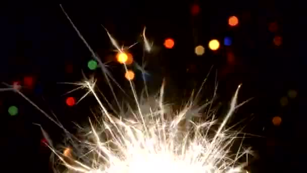 クリスマス ツリーのライトの背景に線香花火 — ストック動画