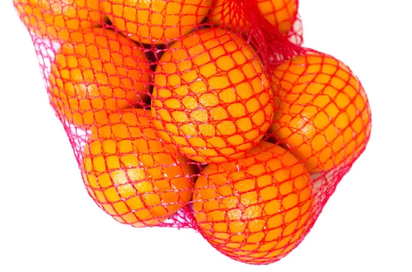 ネットの背景に熟したオレンジ — ストック写真