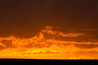 yaz aylarında alanında güzel gün batımı