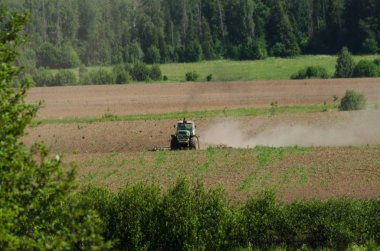 Traktör bir alan, tarım, kırsal harrowing