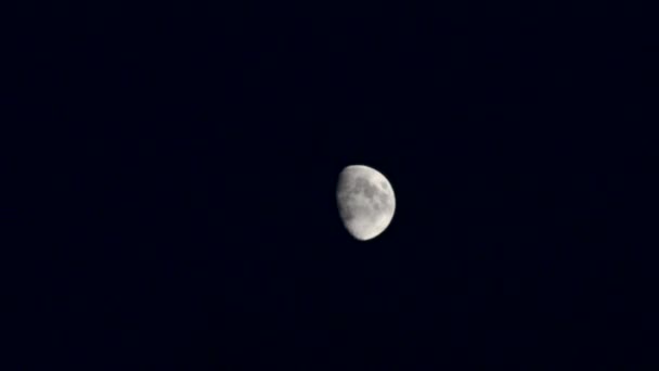 Lune dans un ciel nuageux, nuit venteuse , 