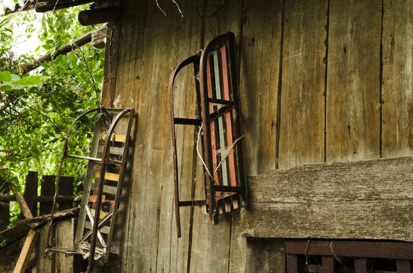 duvarda vintage bebek kızağı