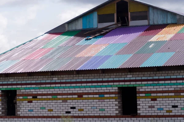 Bâtiment Multicolore Coloré Fer Galvanisé Ondulé Images De Stock Libres De Droits