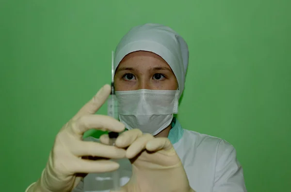 Enfermera Prepara Una Inyección Guantes Médicos Máscara Quirúrgica —  Fotos de Stock