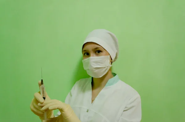 看護師は注射 医学手袋および外科マスクを準備する — ストック写真